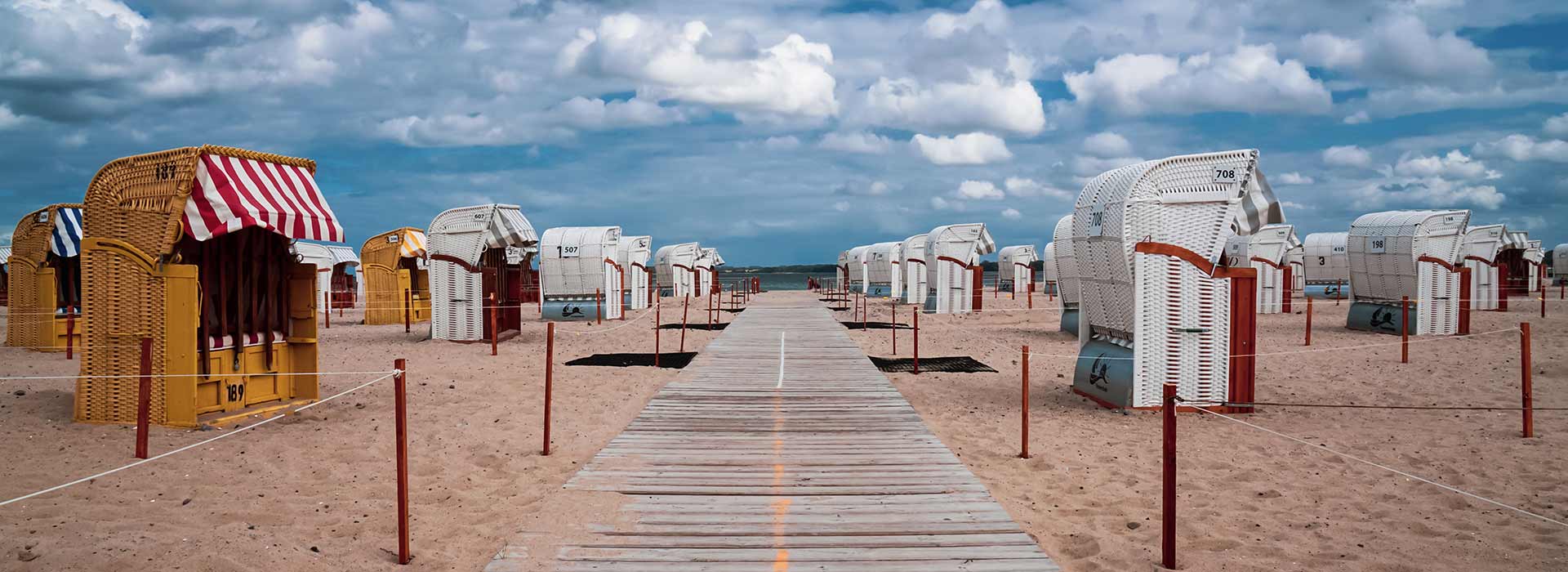 Travemünde Strand an der Strandpromenade mit Strandkörben