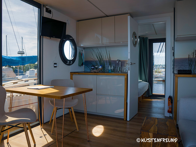 Komfortable Hausboot Übernachtung und Ausstattung z. B. für 2 Personen