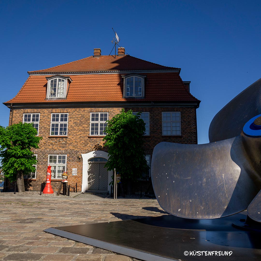 Baumhaus Dauerausstellung im Alten Hafen Wismar Im Baumhaus findet eine Dauerausstellung -Maritimes Traditionszentrum- statt.