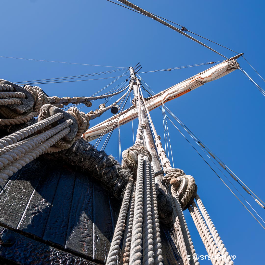 Poeler Kogge - Mitsegeln ab Alter Hafen Wismar gegenüber vom Baumhaus Der Mast der Poeler Kogge - Segeltörns mit der Wissemara