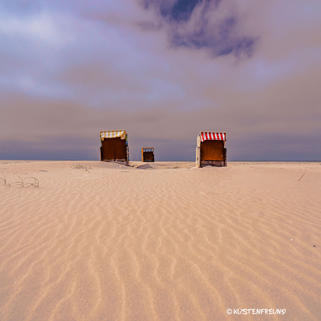 Strandbilder Strandbild mit Strandkörben am weiten Strand an der Nordsee