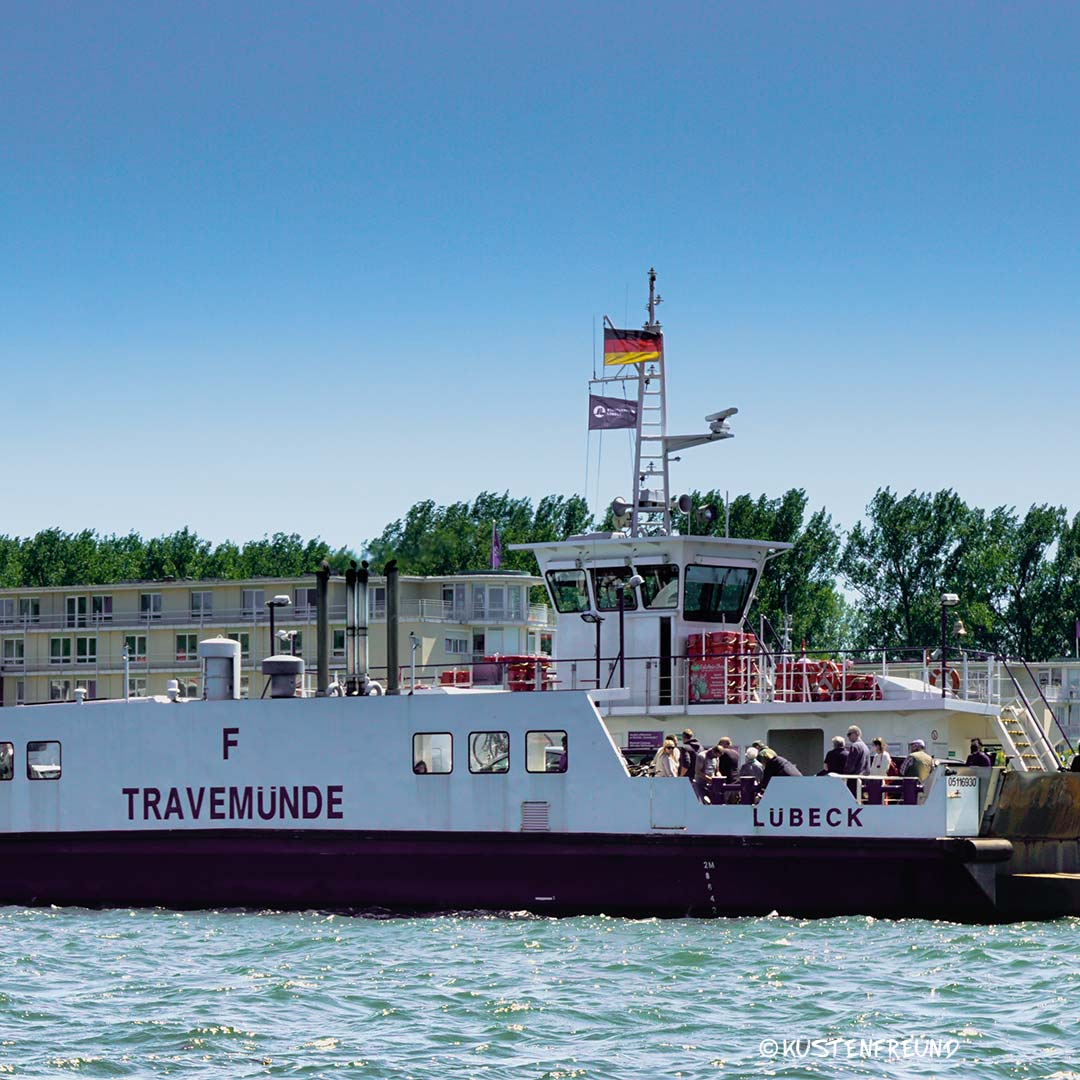 Priwallfähre auf der Trave bei Travemünde Die Priwallfähre fährt über die Trave zwischen Travemünde und Priwall, mit Passagieren und Fahrzeugen an Bord.