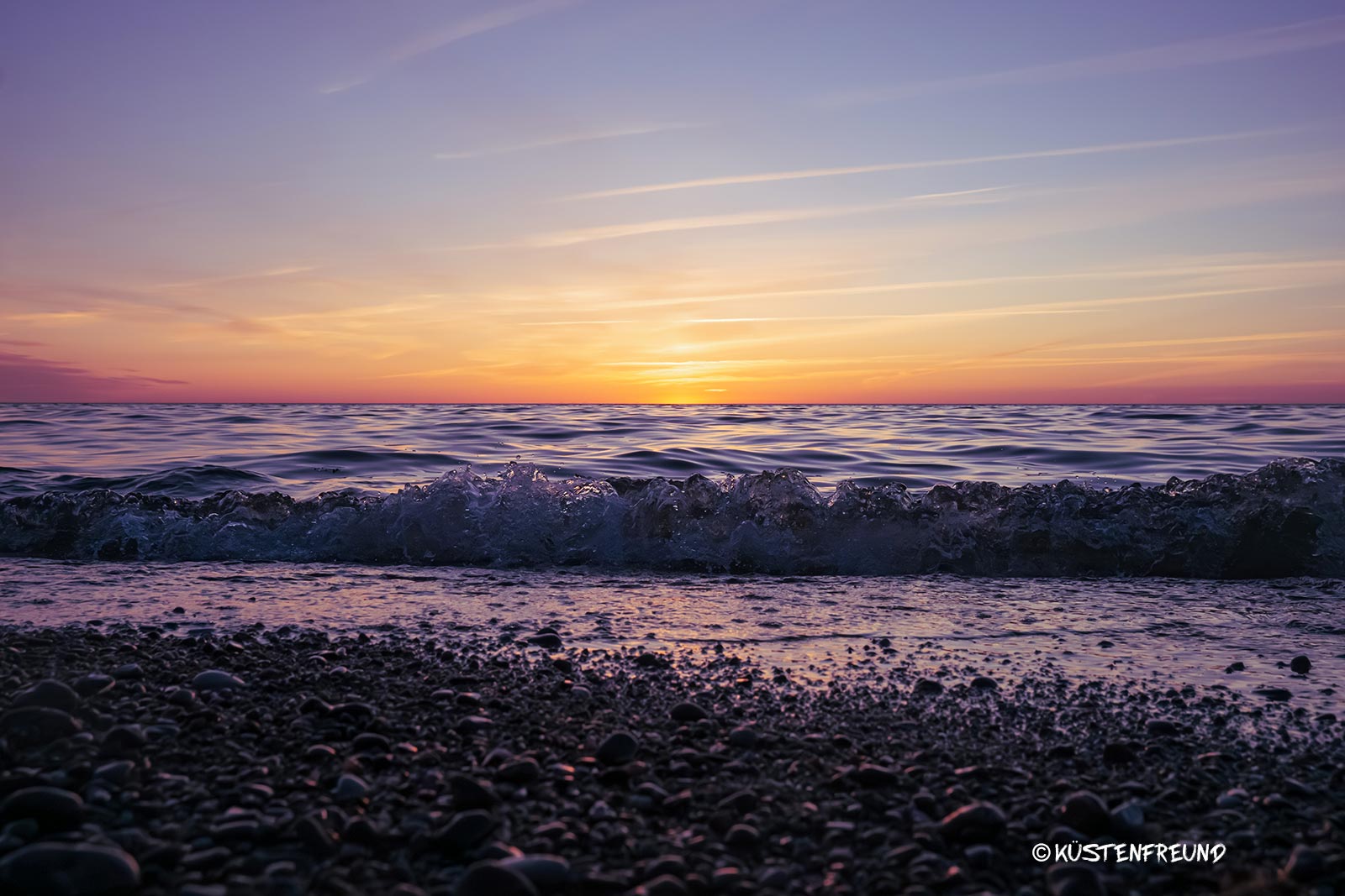 Schallschutzbilder für Büros, Praxen und Wohnzimmer Schallschutzbild für Büros, Praxen und Wohnzimmer mit Sonnenuntergang an der Ostsee in lila, orange und goldenen Farbtönen.